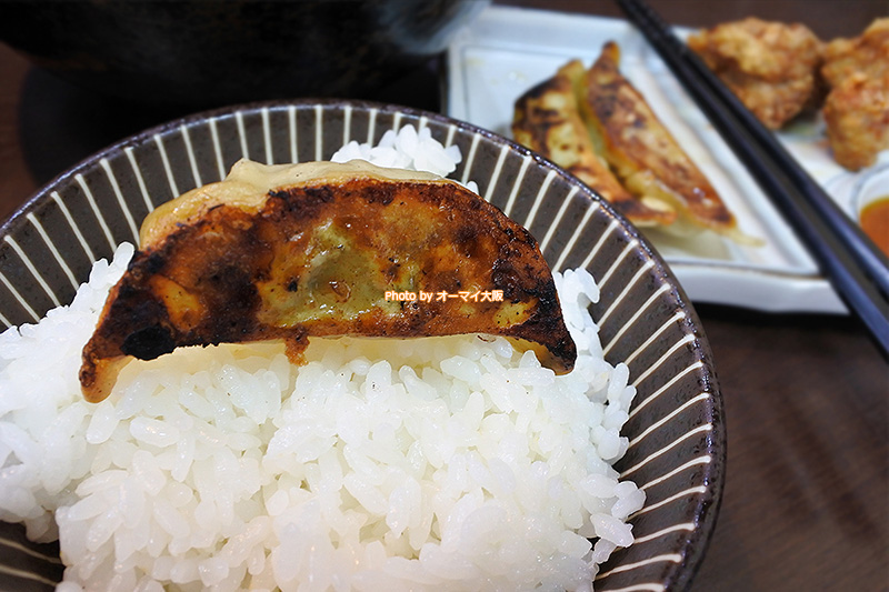ランチセットの餃子とライス。午後から仕事をするみなさんは餃子に注意しましょう。