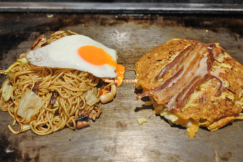 お好み焼きを目の前で焼くパフォーマンスは外国人の観光客に好評です。