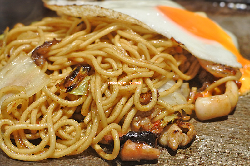 はじめて食べる「味乃家」のミックス焼きそばです。焼きそばはアジアでポピュラーな食べ物なので、外国人の観光客もイメージしやすいようです。