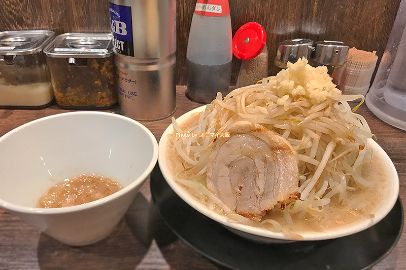 楓G郎は東京の「ラーメン二郎」をインスパイアした人気のメニューです。