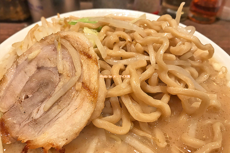 話題のラーメン店「博多長浜らーめん 難波楓神」の「楓G郎」は麺とチャーシューがおいしいです。