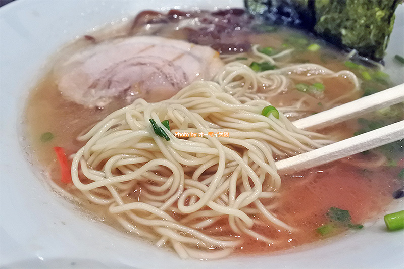 本場の長浜ラーメンをインスパイアする「博多長浜らーめん 難波楓神」のこだわりの麺です。