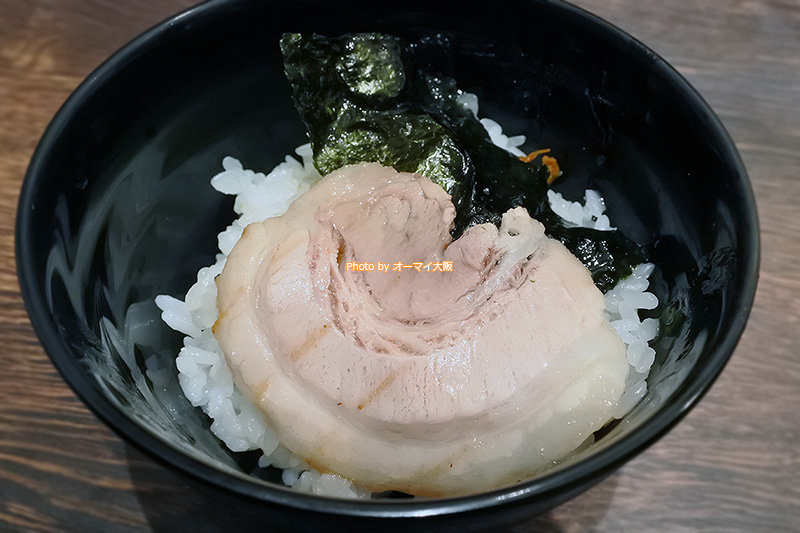 無料のライスにチャーシューを乗せてみました。ライスの無料サービスはうれしいです。