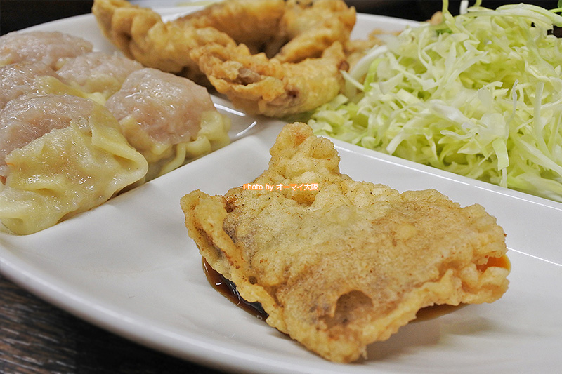 特製のタレをつけて食べる「一芳亭」自慢の豚肉の天ぷらです。