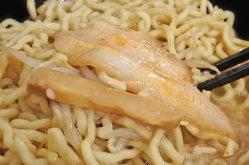 素材にこだわった油そばが話題の「春日亭」。演出が上手な油そば専門店です。