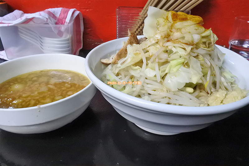 野菜ちょいマシでもボリュームがすごい「ドカ盛マッチョ」のカレーつけ麺です。