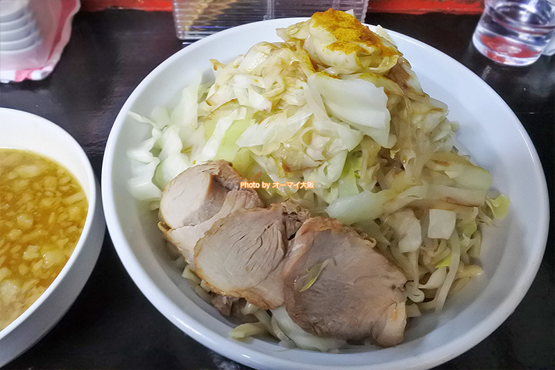 カレーつけ麺の野菜ちょいマシ。個人的に「ドカ盛マッチョ」でおいしく食べるなら、野菜はちょいマシがベストです。