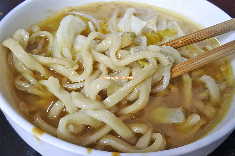 カレーつけ麺の麺は「ドカ盛マッチョ」自慢の自家製麺です。