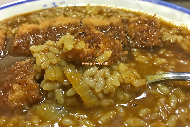 インスタ映えを狙うなら、銀の器に盛りつけられた「セイロンライス」のほうがおすすめです。