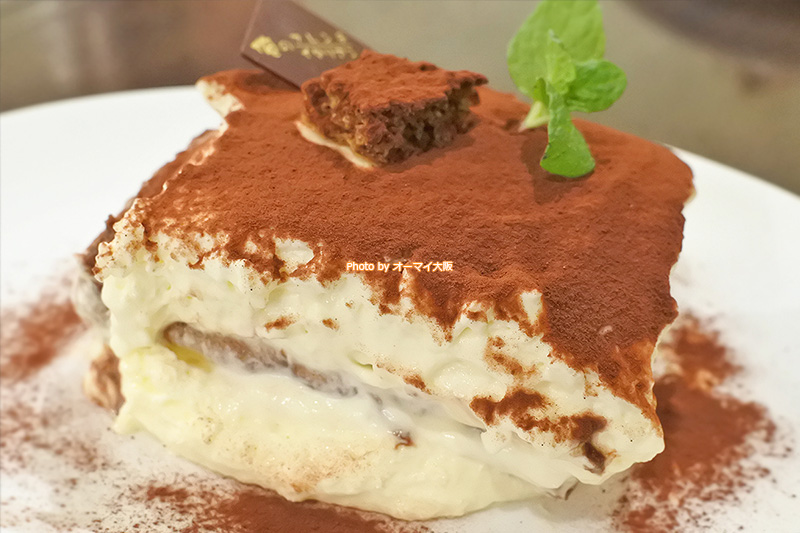 これだけ大きなティラミスを480円で提供している「俺のフレンチ・イタリアン」。みんなでシェアしたい絶品のデザートです。