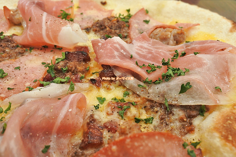 生ハムがたっぷりとトッピングされた「俺のフレンチ・イタリアン」のバチナーラです。