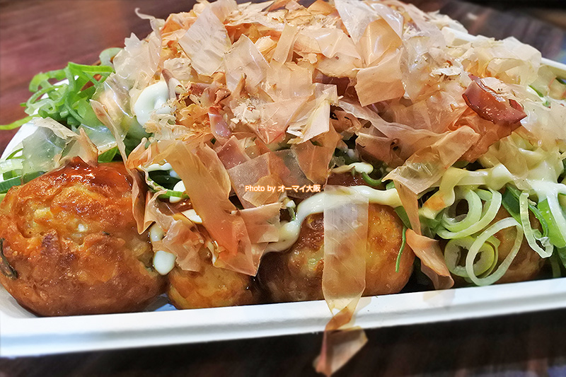 たっぷりのネギをトッピングした「わなか 千日前本店」のたこ焼き。ボリュームも申し分ないです。