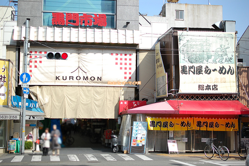 黒門市場は日本人だけでなく外国人の観光客からも人気があります。
