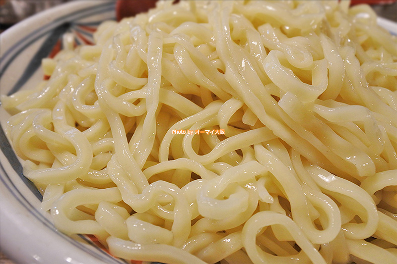 自家製麺が大人気の「周月」。並盛りで麺300グラムは、普通のお店の大盛りです。たくさん食べたいランチファンに人気の理由がよくわかります。