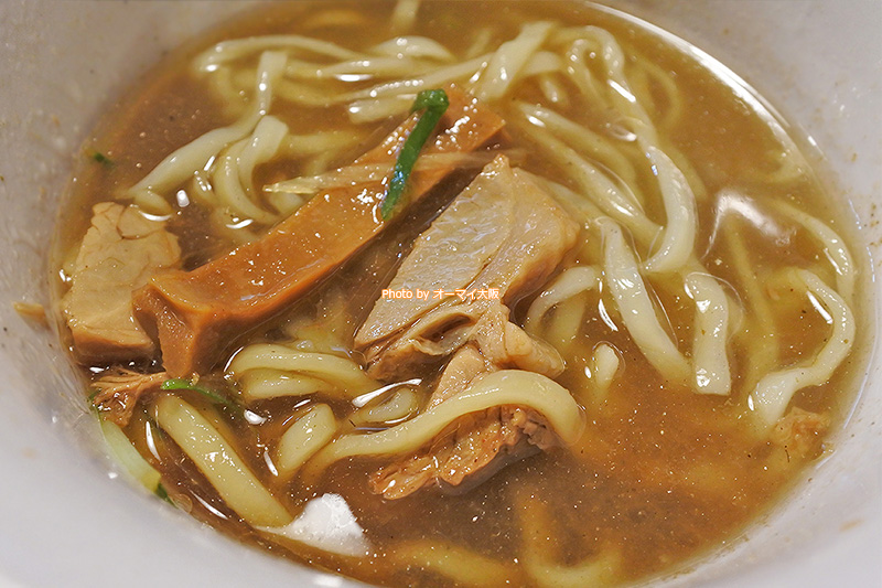 つけそばの具(トッピング)はザク切りチャーシューとメンマ。麺のうま味を引き立たせるための「周月」のこだわりのトッピングです。