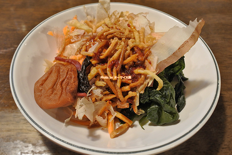 人気店「周月(しゅうげつ)」だからこそできるランチサービス。ランチタイムはサラダバーが無料なので、ランチが絶対にお得です。