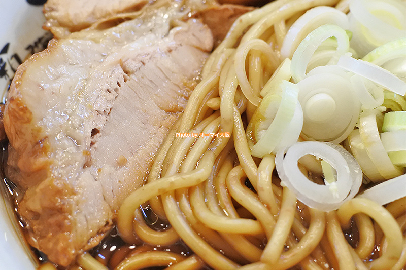 極厚チャーシューは「人類みな麺類」が誇る人気のトッピングです。