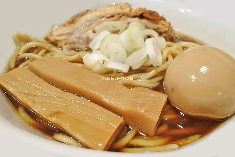 豪快さと繊細さが共存するラーメン「人類みな麺類」。盛りつけられたラーメンを見るだけで、食欲をそそられます。