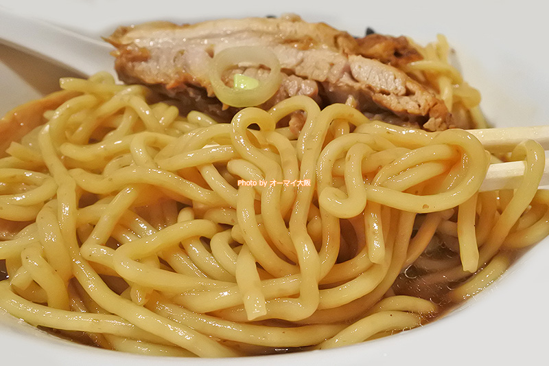 ラーメンの麺が最高においしい「人類みな麺類」。大阪っ子が行列に並んでも食べたいと思う絶品のラーメンです。