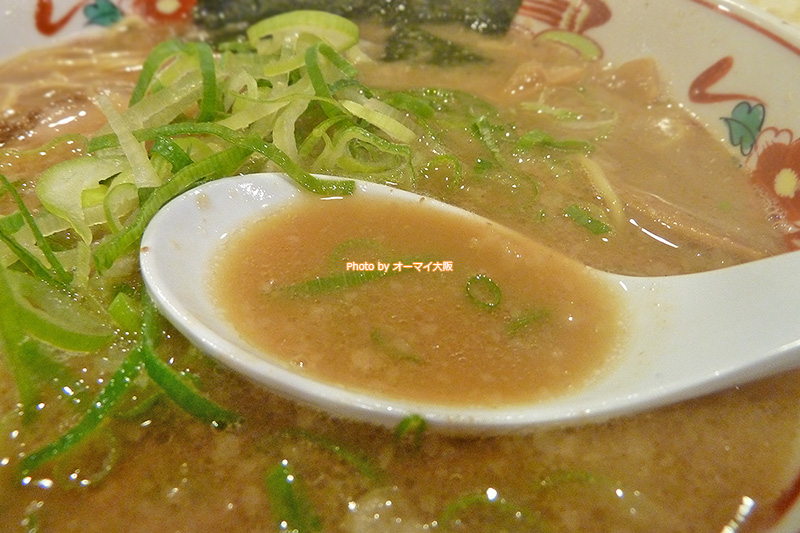 和歌山ラーメン「あじゅち屋」はスープが濃厚で、しっかりとした味わいを感じられます。
