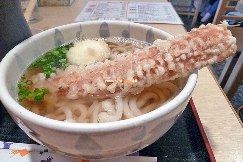 あたたかいうどんの麺がモチモチ。モッチリとした味わいは大阪讃岐うどんの特徴です。