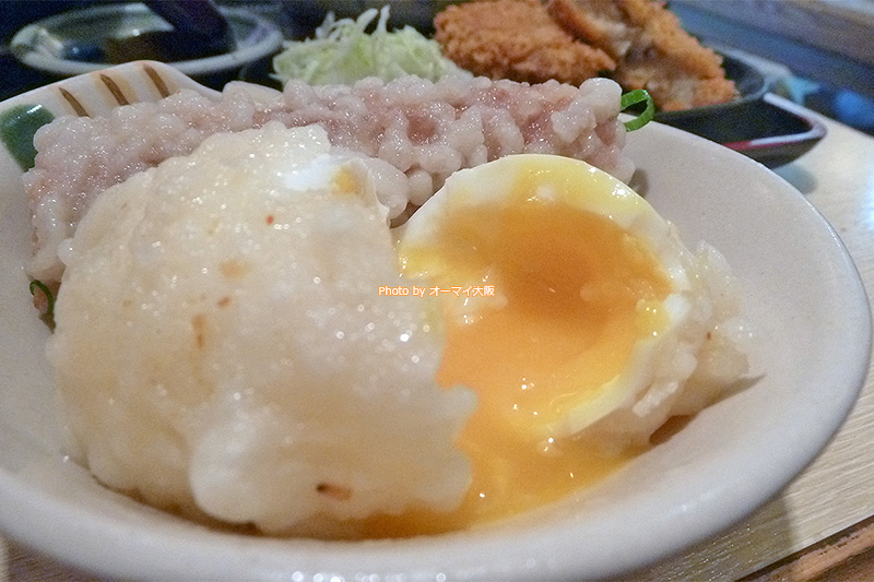 うどん店「釜ひろ」はタマゴの天ぷらが人気。女性ファンも多く、一人でも入りやすいお店です。