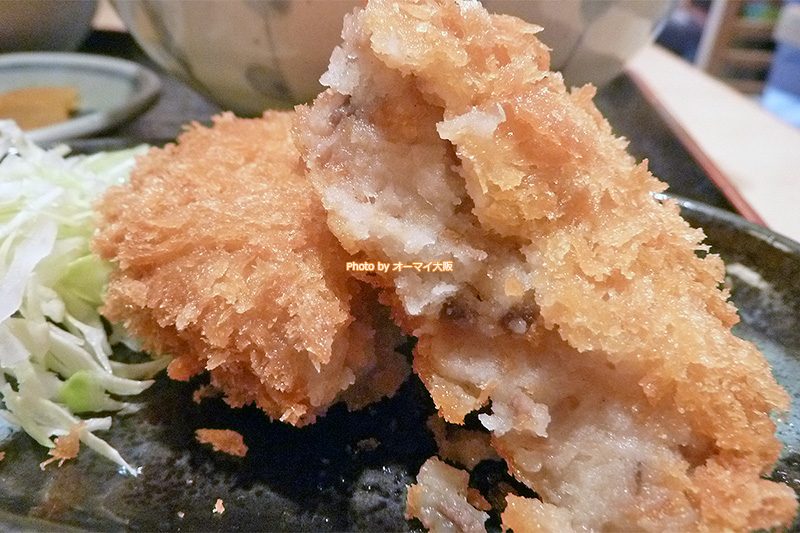 うどん店「釜ひろ」の「ちく玉天うどん定食」はコロッケ付き。ボリュームも完璧です。