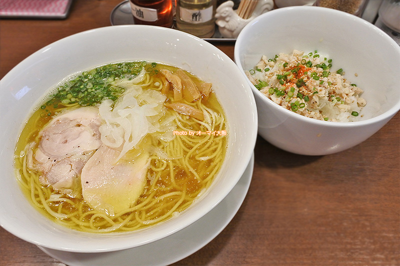 ランチなら100円引きで味わえる「風見鶏(かざみどり)」の塩ラーメンとネギ塩チャーシュー丼です。