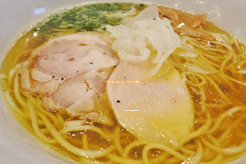 人気店「風見鶏」の看板メニューと言えば塩ラーメンです。