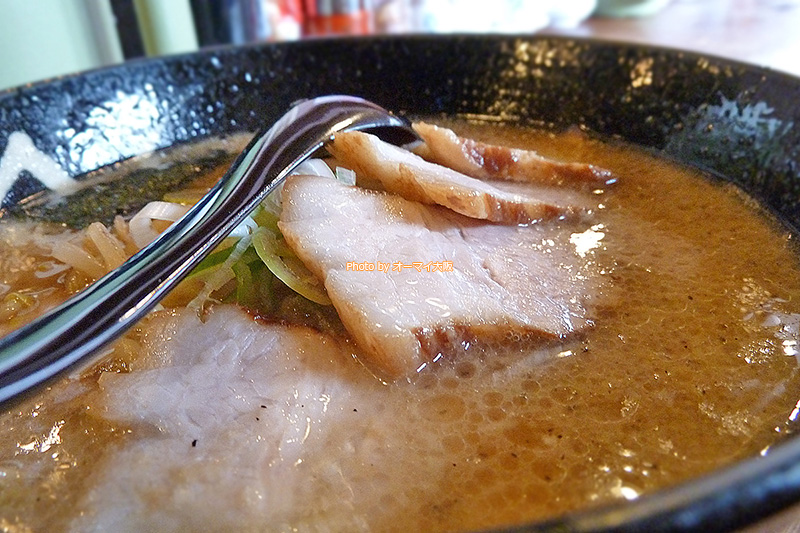 2回目のランチでも「かじわ屋」はコスパの高いラーメン店と納得。チャーシューが4枚も入っている「デフォルトラーメン」はあまり見かけませんから。