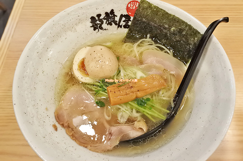 塩ラーメンDXは「龍旗信LEO」を代表する人気メニューです。