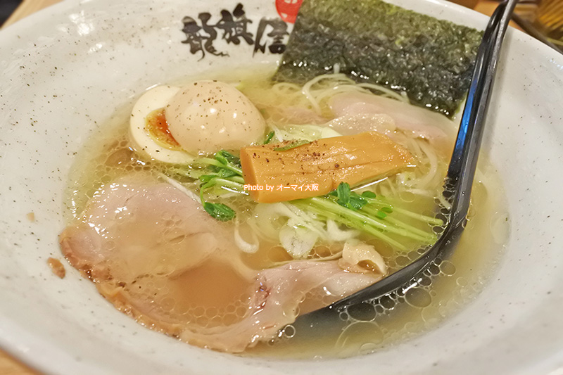 塩ラーメンDXはトッピングが豪華で、盛りつけも美しいです。