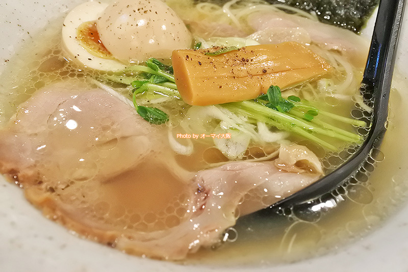 塩ラーメンDXの極太メンマは存在感があります。