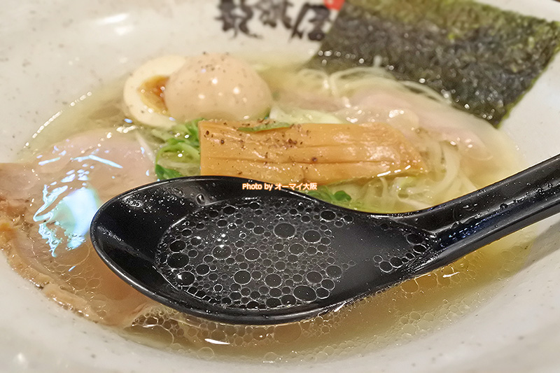 塩ラーメンDXのスープ。透き通ったスープこそ「龍旗信LEO」のうま味が詰まっています。