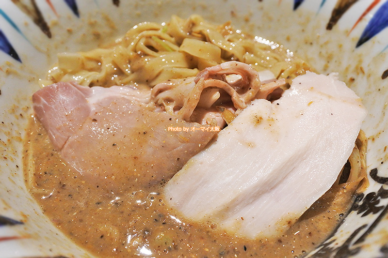 人気店「鶏soba 座銀 にぼし店」のラーメン「煮干し吟醸nigori」は麺もめっちゃ個性的です。