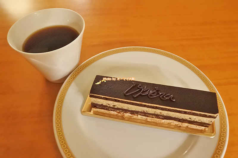 フランス生まれの「オペラ」はチョコレートのガナッシュとコーヒーのバタークリームの相性を楽しめるケーキです。