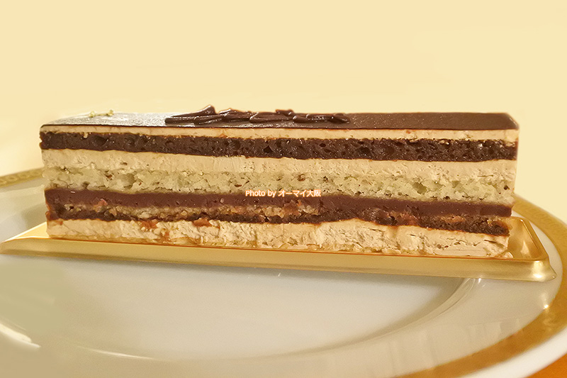 グルメブティック「メリッサ」のオペラは594円。高級ホテル「リーガロイヤルホテル大阪」のテナントということを考慮すると、リーズナブルな価格のケーキです。