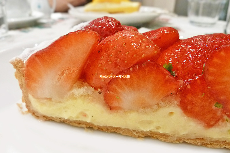 ストロベリータルトは1ピース649円。タルト専門店「キルフェボン」でナンバーワンの座を争う人気のタルトです。