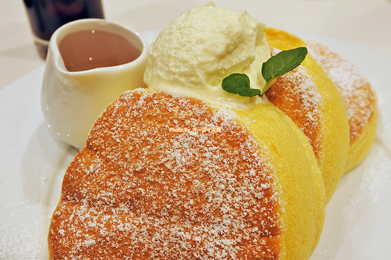 予約して確実に食べたい「幸せのパンケーキ」。飛び入りは30分以上も並ぶことになるので、時間がもったいないです。