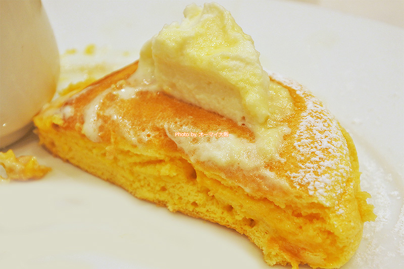 ペロッと食べられる「幸せのパンケーキ」。店内は広く、ゆったりとした空間で「幸せのパンケーキ」を楽しめます。