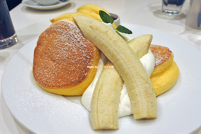 パンケーキ専門店「幸せのパンケーキ 梅田店」で注文した「バナナホイップパンケーキ チョコソース添え」です。