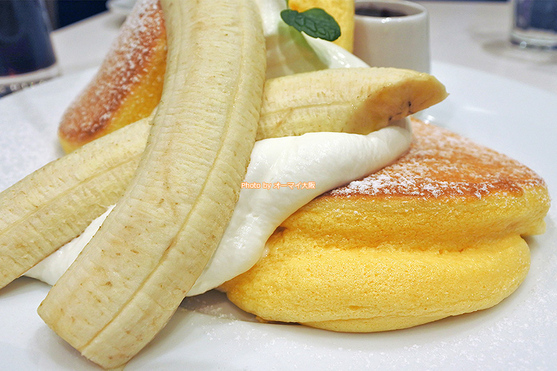 フワフワのパンケーキにバナナとホイップをトッピング。食欲をそそるパンケーキです。