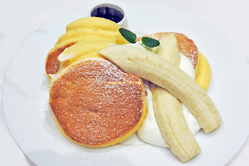 チョコレートなしでもおいしいバナナホイップのパンケーキです。