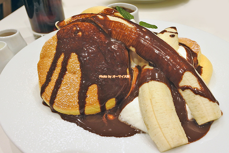 絶品のバナナホイップパンケーキに、チョコソースをたっぷりとかけてみました。