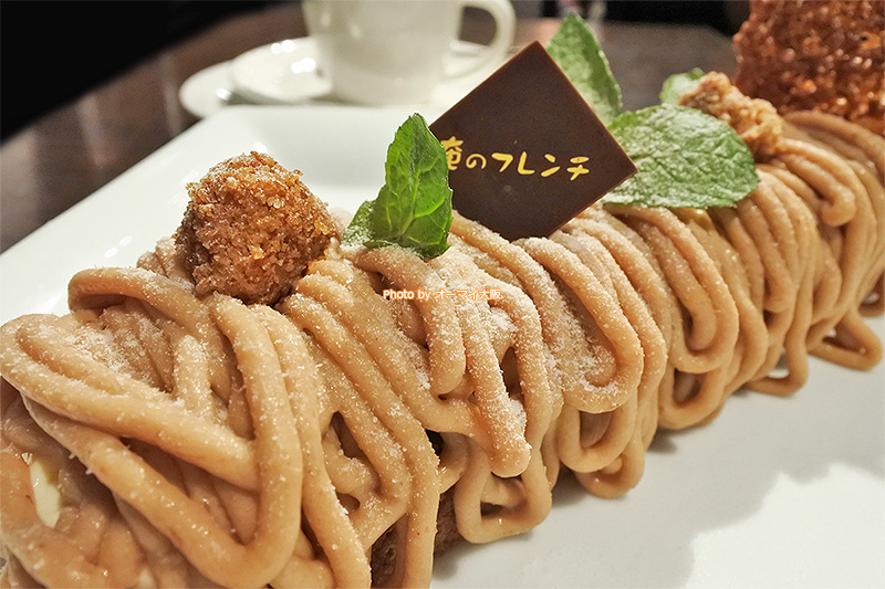 ブッシュドノエルのような「和栗とマロンのモンブラン」。栗のクリームがたっぷりでおいしいです。