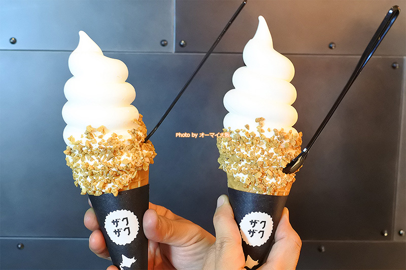 シュークリームと並ぶ人気メニュー「クロッカンシュー ザクザク」のソフトクリームは450円です。