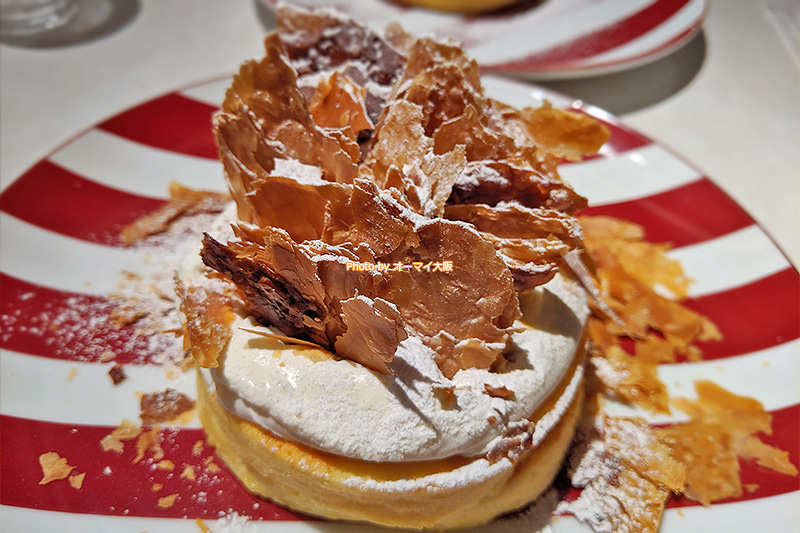 ミルフィーユパンケーキはプレーンパンケーキの上にサクサクのミルフィーユパンケーキがトッピングされています。
