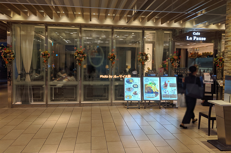 カフェ「ラポーズ ルクア大阪店」の外観です。広い店内で、ゆっくりとパンケーキを味わうことができます。