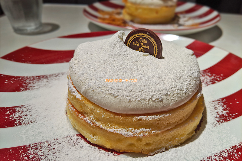 カフェ「ラポーズ ルクア大阪店」のプレーンパンケーキ。シンプルなパンケーキを愛するスイーツファンから絶大な人気を誇ります。