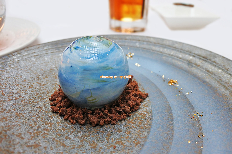 地球の形をした「惑星アートショコラ」です。